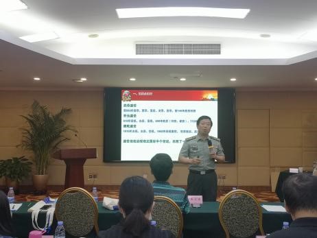 李银祥作报告.jpg