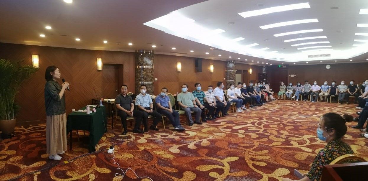 李婷婷组织团体活动.jpg